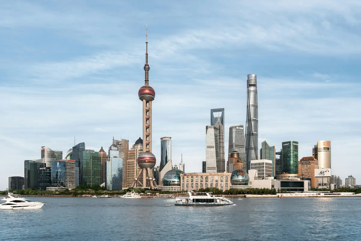 Panorama Szanghaju z wieżą Oriental Pearl nad rzeką Huangpu